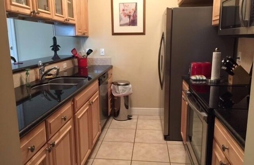 Stuart Condo | Beautifully Decorated Condo Located Just .4 Mile from Downtown Stuart
