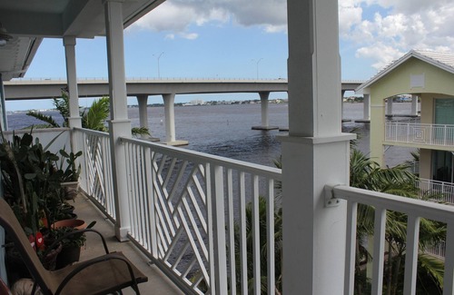 Stuart Condo | Beautifully Decorated Condo Located Just .4 Mile from Downtown Stuart