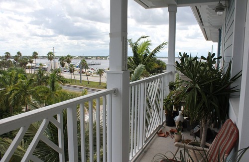 Stuart Condo | Beautifully Decorated Condo Located Just .4 Mile from Downtown Stuart