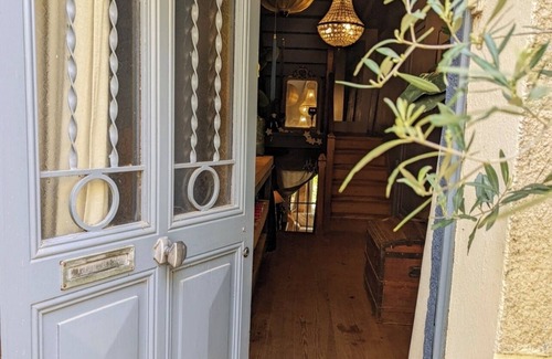 Limeuil Apartment | Beautifully decorated, large apartment with enclosed garden.