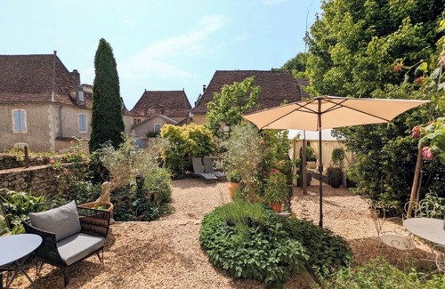 Limeuil Apartment | Beautifully decorated, large apartment with enclosed garden.