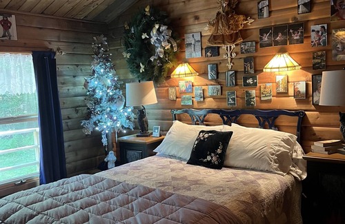 West Dover Cabin | Beautifully decorated large private log home 10 minutes from the mountain.