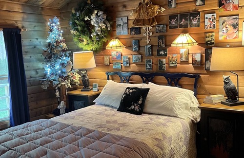 West Dover Cabin | Beautifully decorated large private log home 10 minutes from the mountain.