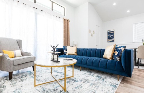 OST - South Union House | Beautifully Decorated, Modern Downtown Houston Home
