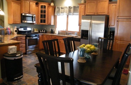 Union Pier House | Beautifully Decorated Home W/Hot Tub, Very Close to Beach, Large Wooded Lot