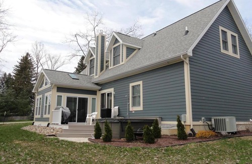 Union Pier House | Beautifully Decorated Home W/Hot Tub, Very Close to Beach, Large Wooded Lot