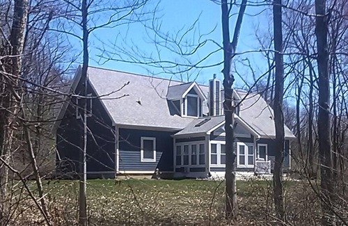 Union Pier House | Beautifully Decorated Home W/Hot Tub, Very Close to Beach, Large Wooded Lot