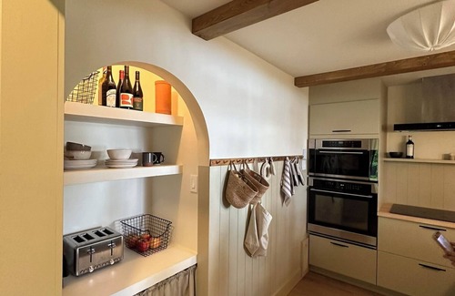 Harcourt Cottage | Beautifully Designed Waterfront Beach Cottage . Pet-Friendly!