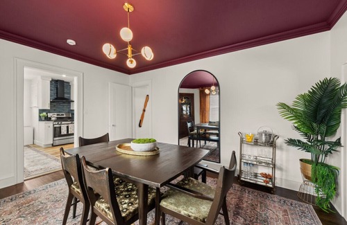 Kamm's Corners House | Beautifully Designed, Hot Tub, Game Room, N64, Sleeps 10