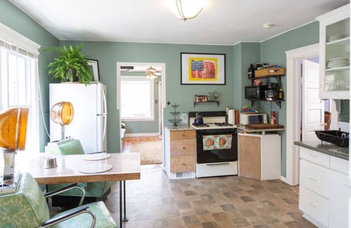 Hamtramck House | Beautifully designed warm and cozy Detroit artist hideaway!