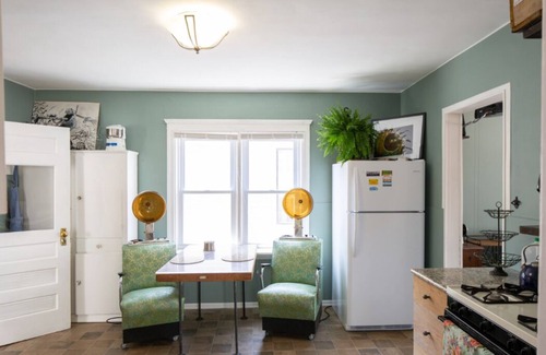 Hamtramck House | Beautifully designed warm and cozy Detroit artist hideaway!