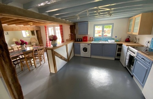 Avernes-Saint-Gourgon Cottage | Beautifully converted detached Coach House in Normandy village