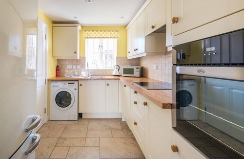 Winterton-on-Sea Cottage | Beautifully furnished, comfortable holiday cottage close to a huge sandy beach.