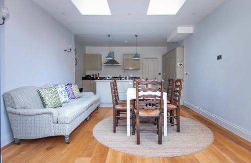 Abbey House | Beautifully furnished chic home near Wimbledon