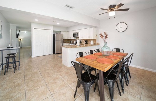 North Corals House | Beautifully furnished Home 2 miles from the Beach!