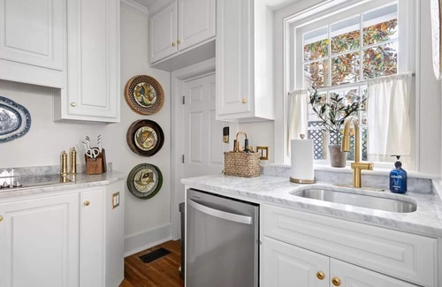 South of Broad House | Beautifully furnished Charming single South of Broad. Ideal Location w/parking