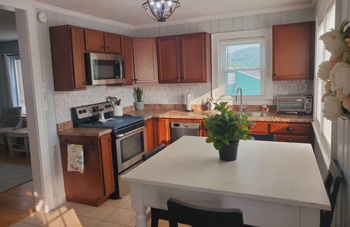 Bristol House | Beautifully Furnished 3 Bedroom, 1 Bath House close to the Hard Rock Casino!