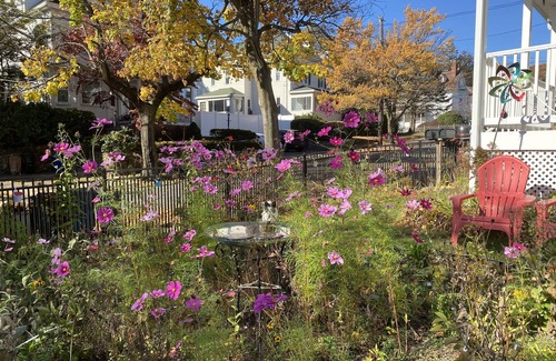 Malden House | Beautifully furnished 3 bedrooms close to Boston Apt up to 5 adults
