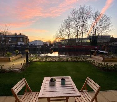 Uxbridge South Apartment | Beautifully Furnished Art Apartment