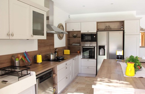 Taillades House | Beautifully furnished & equipped 3 Bedrooms/2 Bathrooms + pool, in the Luberon.