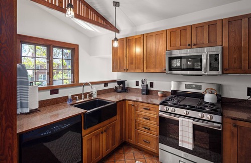 Kenilworth House | Beautifully furnished carriage house in the heart of historic Kenilworth.