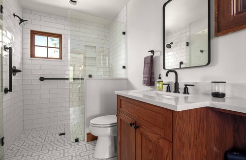 Kenilworth House | Beautifully furnished carriage house in the heart of historic Kenilworth.