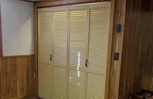 Billings House | Beautifully Furnished - Family and Pet Friendly with Pool, Sauna and Steam Room