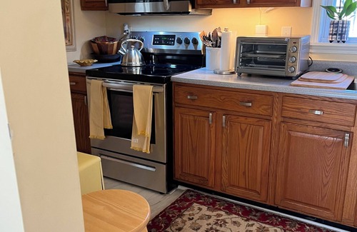 Hillsdale House | Beautifully furnished 3-bedroom home located half a mile from Hillsdale College