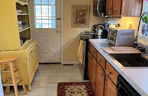 Hillsdale House | Beautifully furnished 3-bedroom home located half a mile from Hillsdale College