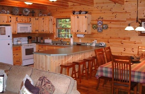 Maple City Cabin | Beautifully Furnished Log Home on Secluded Shetland Creek