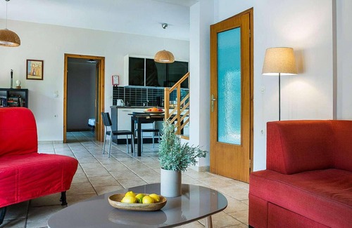 Mikros Gialos House | Beautifully located within stunning mature gardens and just a five minute walk from the beach, this