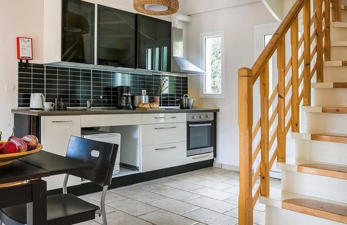 Mikros Gialos House | Beautifully located within stunning mature gardens and just a five minute walk from the beach, this