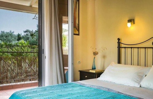 Mikros Gialos House | Beautifully located within stunning mature gardens and just a five minute walk from the beach, this