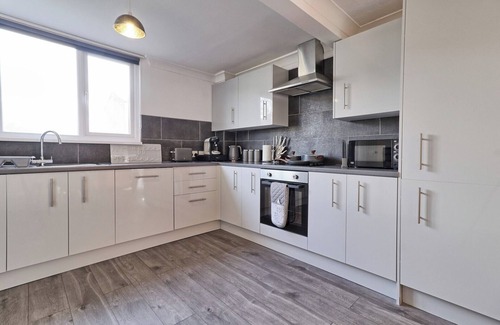 Crays Hill House | Beautifully Modern Retreat in Basildon With Garden