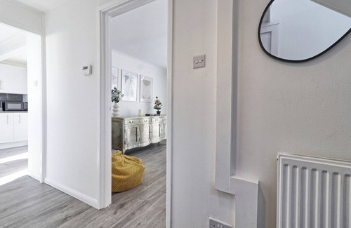 Crays Hill House | Beautifully Modern Retreat in Basildon With Garden