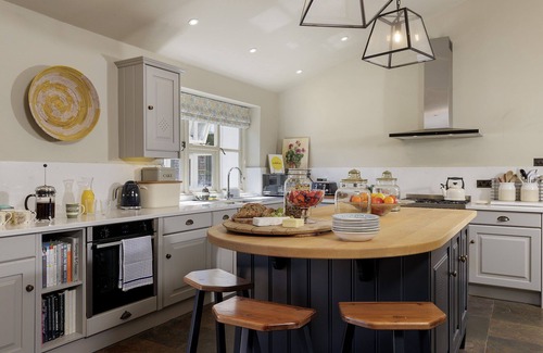 Cheltenham Cottage | Beautifully presented spacious holiday cottage - Gardeners Cottage