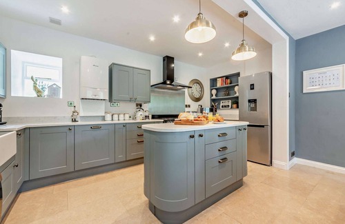 Fossebridge Cottage | Beautifully presented dog friendly holiday home -Lakeside House