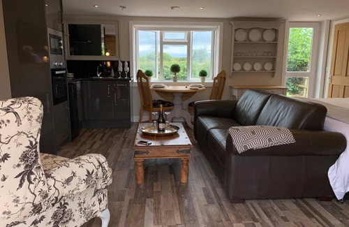 Huxley House | Beautifully presented spacious detached countryside studio and garden