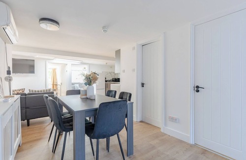 Islington Apartment | Beautifully Refurbished 4BD Flat by King's Cross