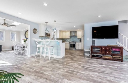 Eastward Look House | Beautifully Remodeled New To The Market Walk To Scarborough Beach With AC