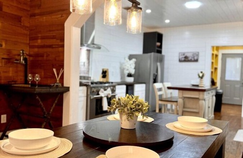 Northwest Los Angeles Heights House | Beautifully Remodeled Home – Perfect Location, Sleeps 8