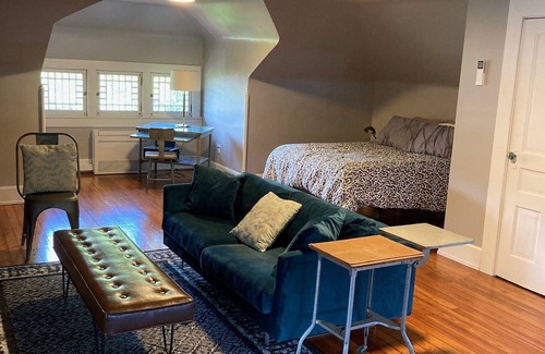 Charleston Apartment | Beautifully remodeled apartment in downtown east end historic district!