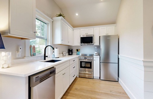 Orleans Cottage | Beautifully remodeled cottage near the beach with central AC, gas grill & lawn