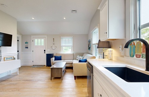 Orleans Cottage | Beautifully remodeled cottage near the beach with central AC, gas grill & lawn