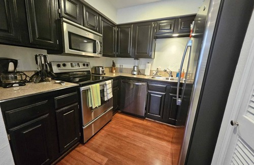 Turtle Creek Apartment | Beautifully remodeled condo 2b/2bth conveniently in West Village, Uptown Dallas