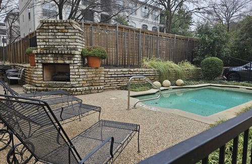 Turtle Creek Apartment | Beautifully remodeled condo 2b/2bth conveniently in West Village, Uptown Dallas