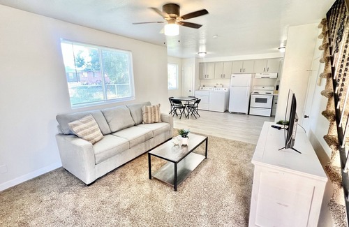 Logan House | Beautifully Remodeled Townhome GC 1