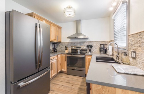 Ouray House | Beautifully Remodeled Townhome- Next to Ouray Hot Springs- Over Looking River