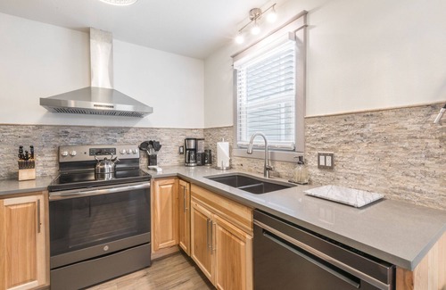Ouray House | Beautifully Remodeled Townhome- Next to Ouray Hot Springs- Over Looking River
