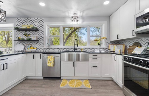 Ashwaubenon House | Beautifully remodeled 4 BR home w/in-ground pool